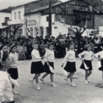 Μαθήτριες του δημοτικού χορεύουν στην πλατεία Λαού 1966
