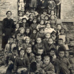 1ο Δημοτικό Σχολείο Φαρσάλων  Μαθητές του μεσοπολέμου στην πίσω αυλή