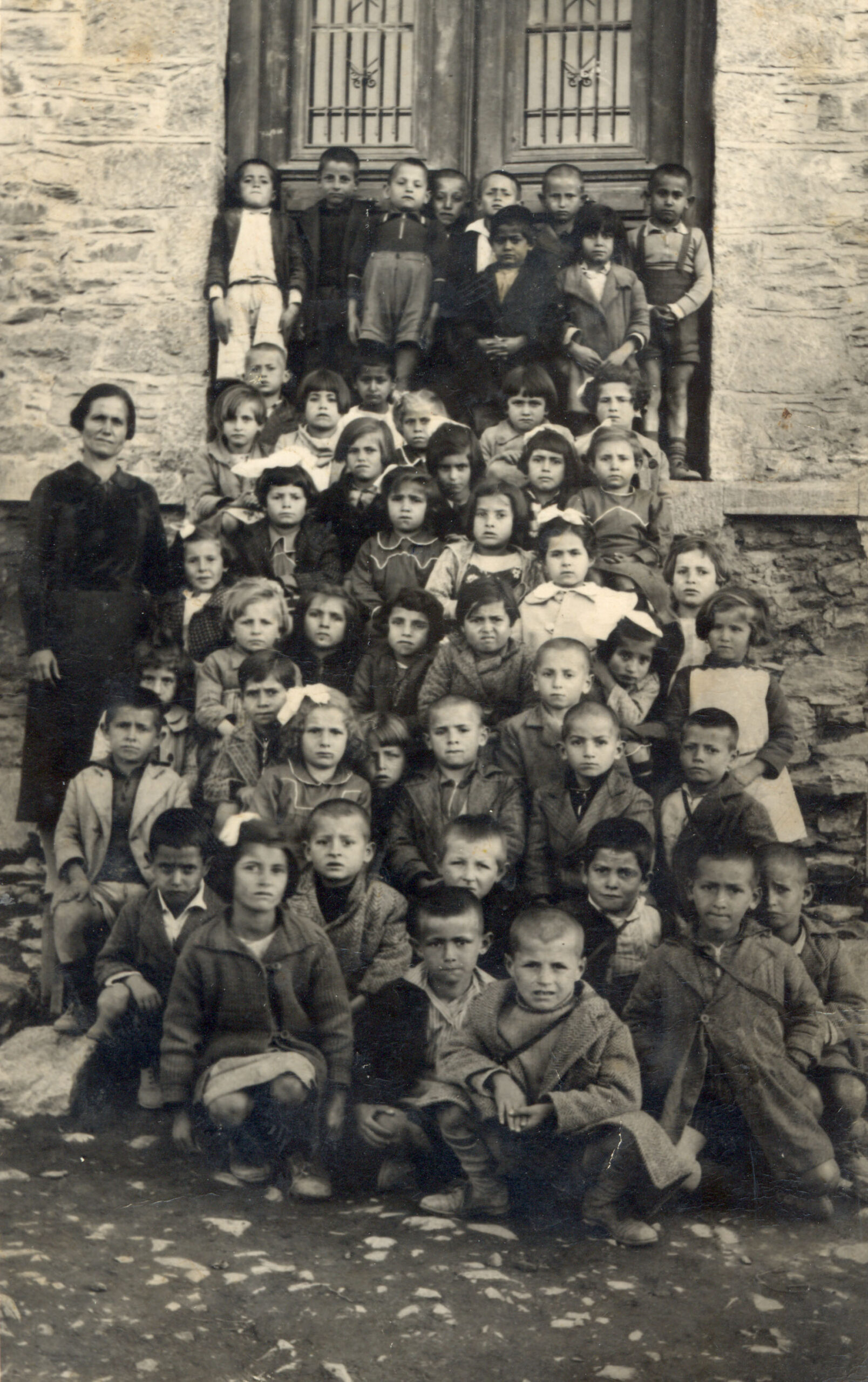 1ο Δημοτικό Σχολείο Φαρσάλων Μαθητές του μεσοπολέμου στην πίσω αυλή