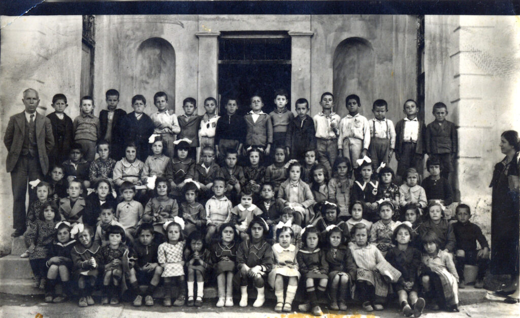 Δημοτικό Σχολείο Φαρσάλων 1939 Μπροστά στην είσοδο του τότε δημαρχείου