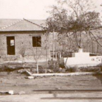 Δημοτικό Σχολείο Βρυσιών – Το σπίτι του δασκάλου κτίσθηκε το έτος 1964  με προσωπική εργασίατων κατοίκων του χωριού